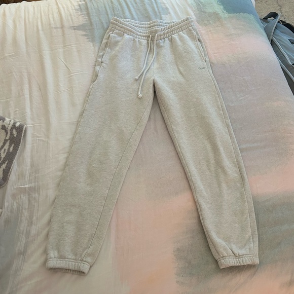 Heather grey aritzia sweatpants - Picture 2 of 4